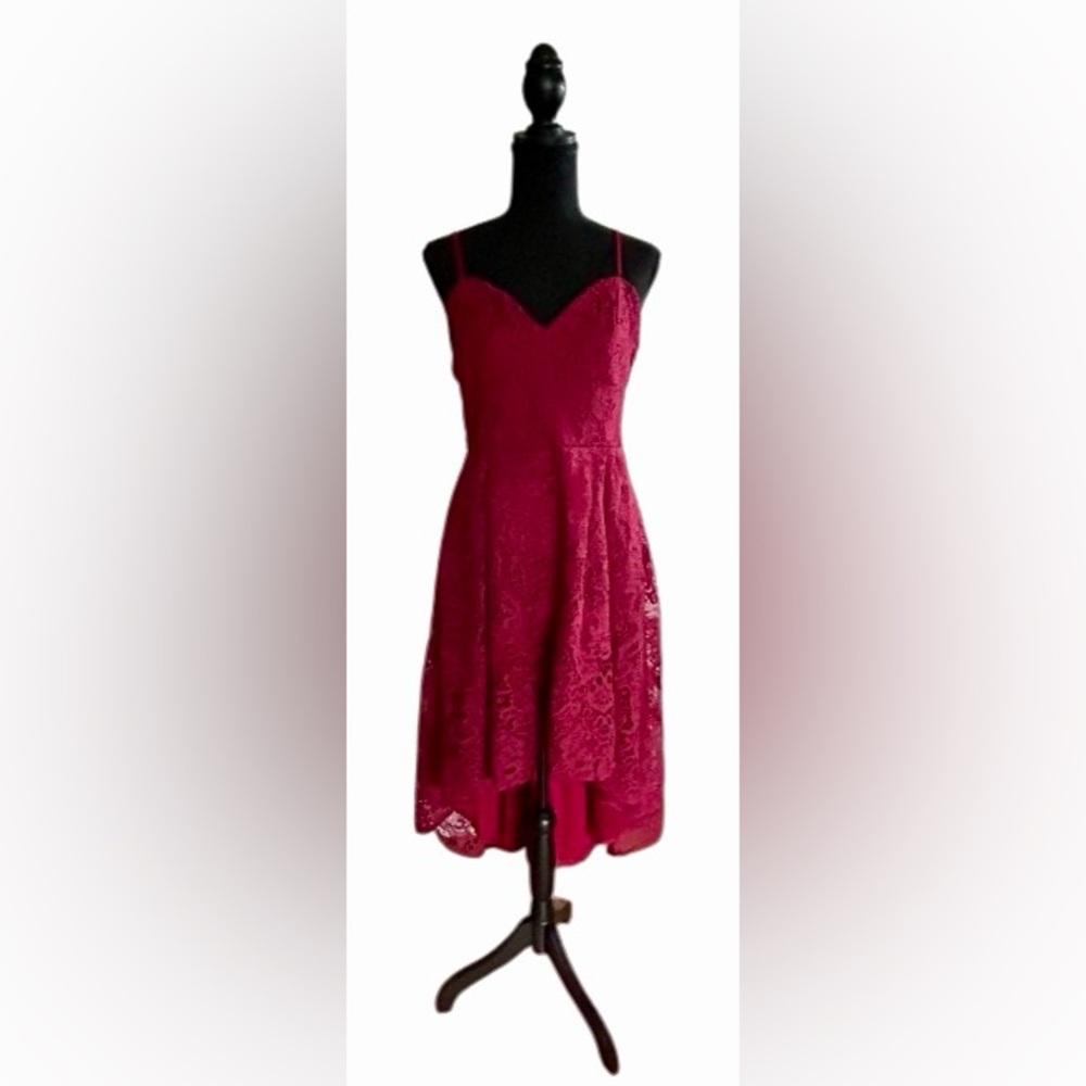 ♥️LULUS! “SO ADORED” BURGUNDY CROCHET LACE SLEEVELESS HIGH-LOW DRESS! ♥️ - Picture 7 of 16